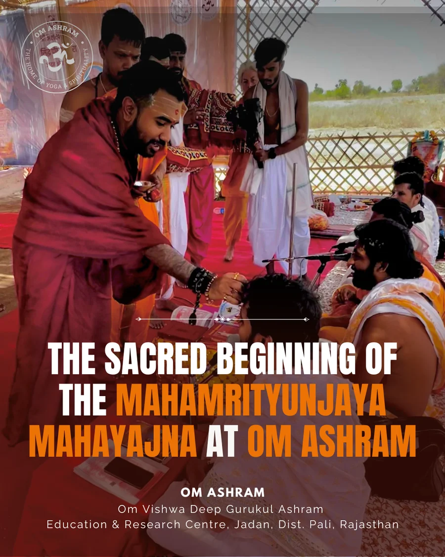 Param Pujya Mahamandaleshwar Shree Swami Avatar Puri Ji Maharaj performing tilak ceremony for Kashi pandits.