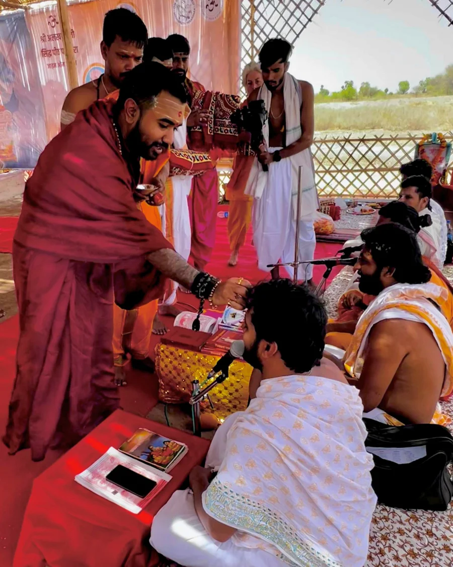 Param Pujya Mahamandaleshwar Shree Swami Avatar Puri Ji Maharaj performing tilak ceremony for Kashi pandits.
