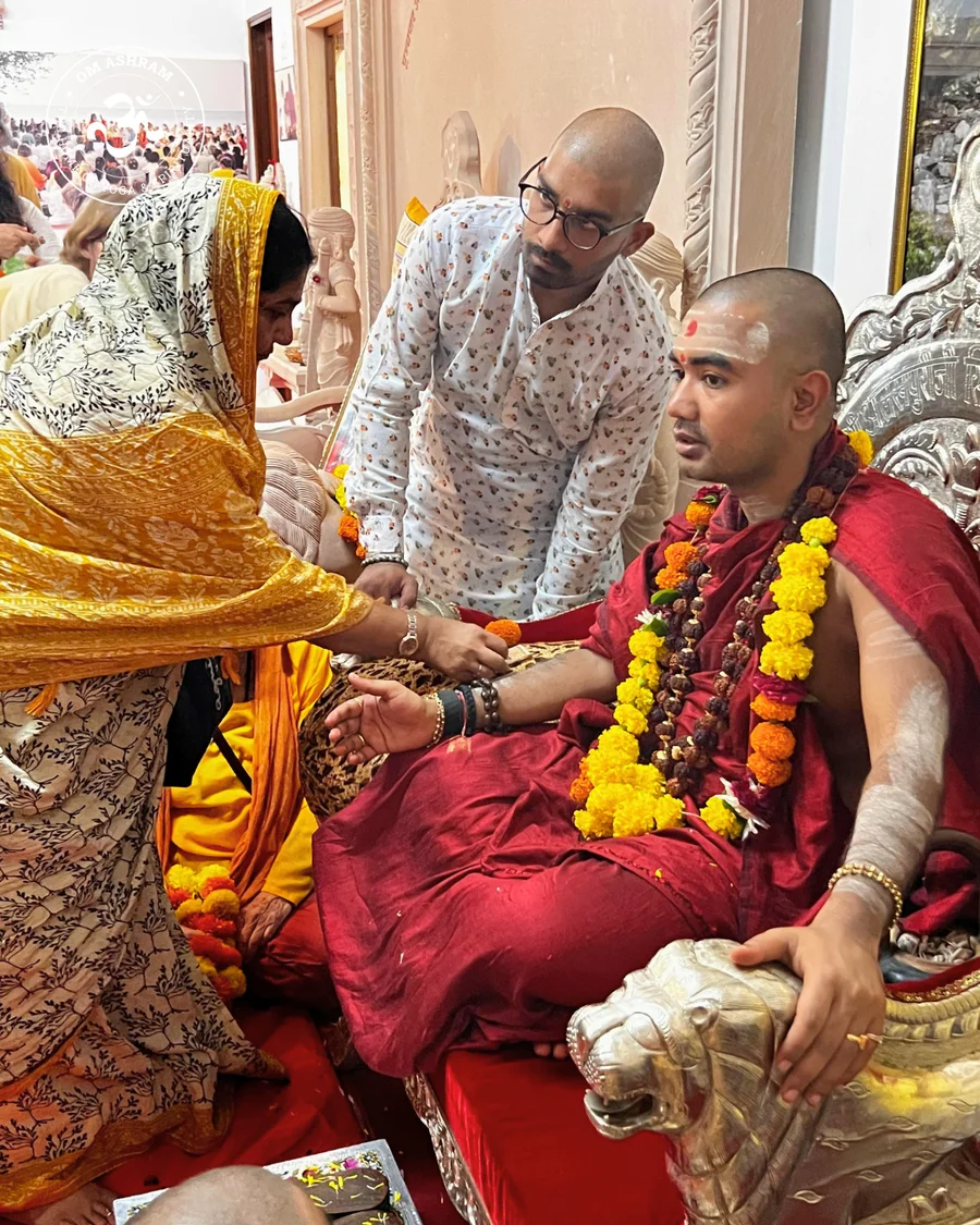 A crowd of people waiting in a long line for spiritual darshan.