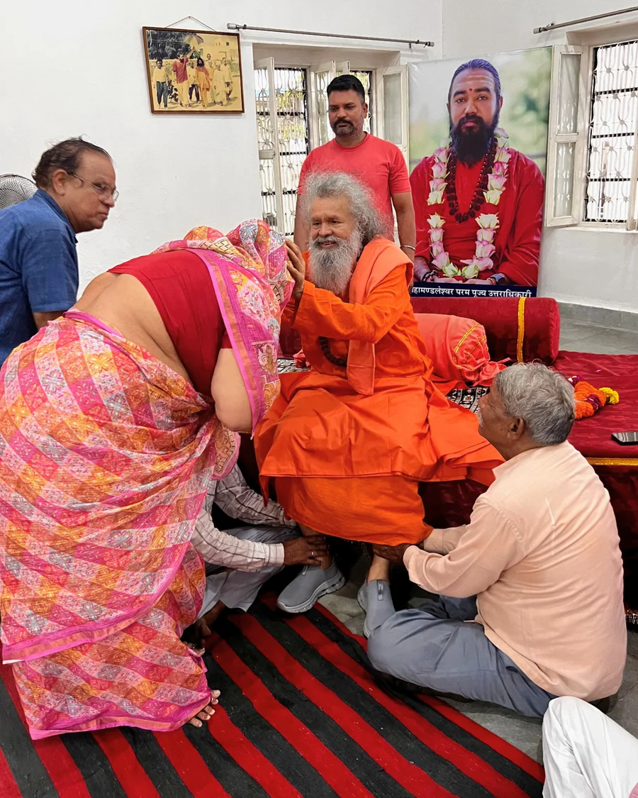 Shree Vishwaguru Swami Maheshwarananda blessing devotees at Kailash Ashram.