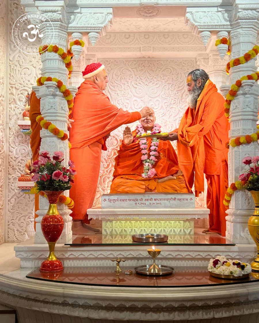 2nd-varsagandh-mahotsav-spiritual-wisdom-at-om-ashram_body10