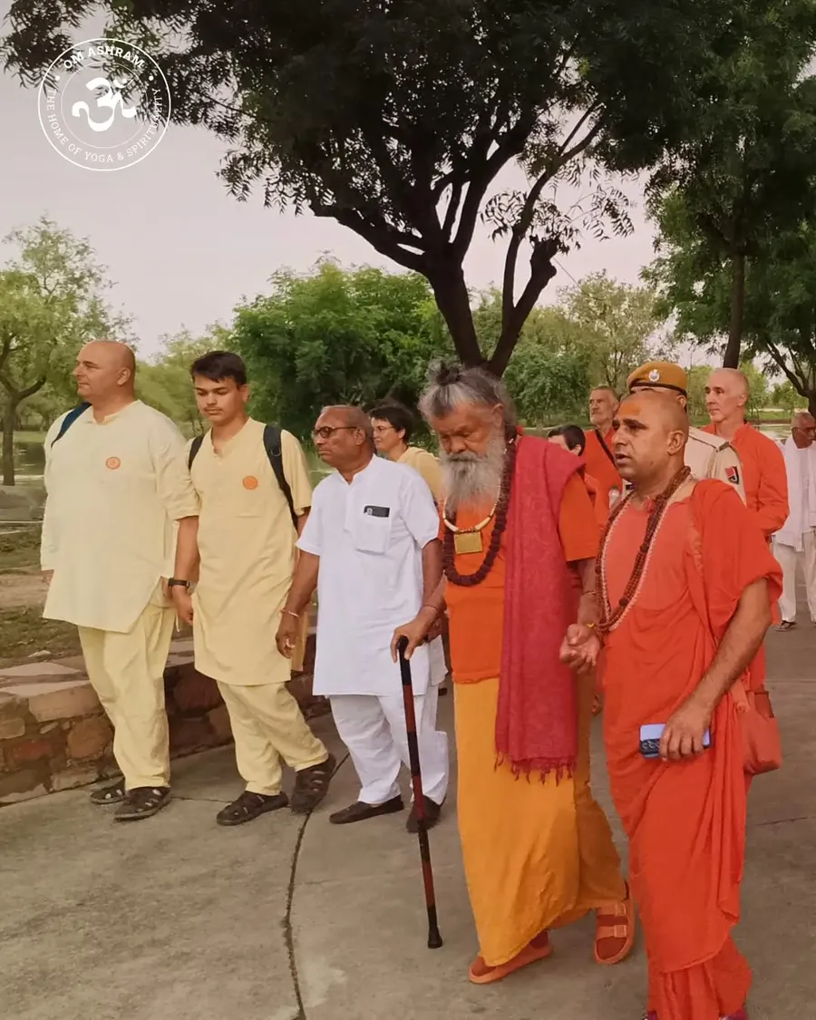 a-blessed-walk-gurudev-s-presence-at-om-ashram bodyImage