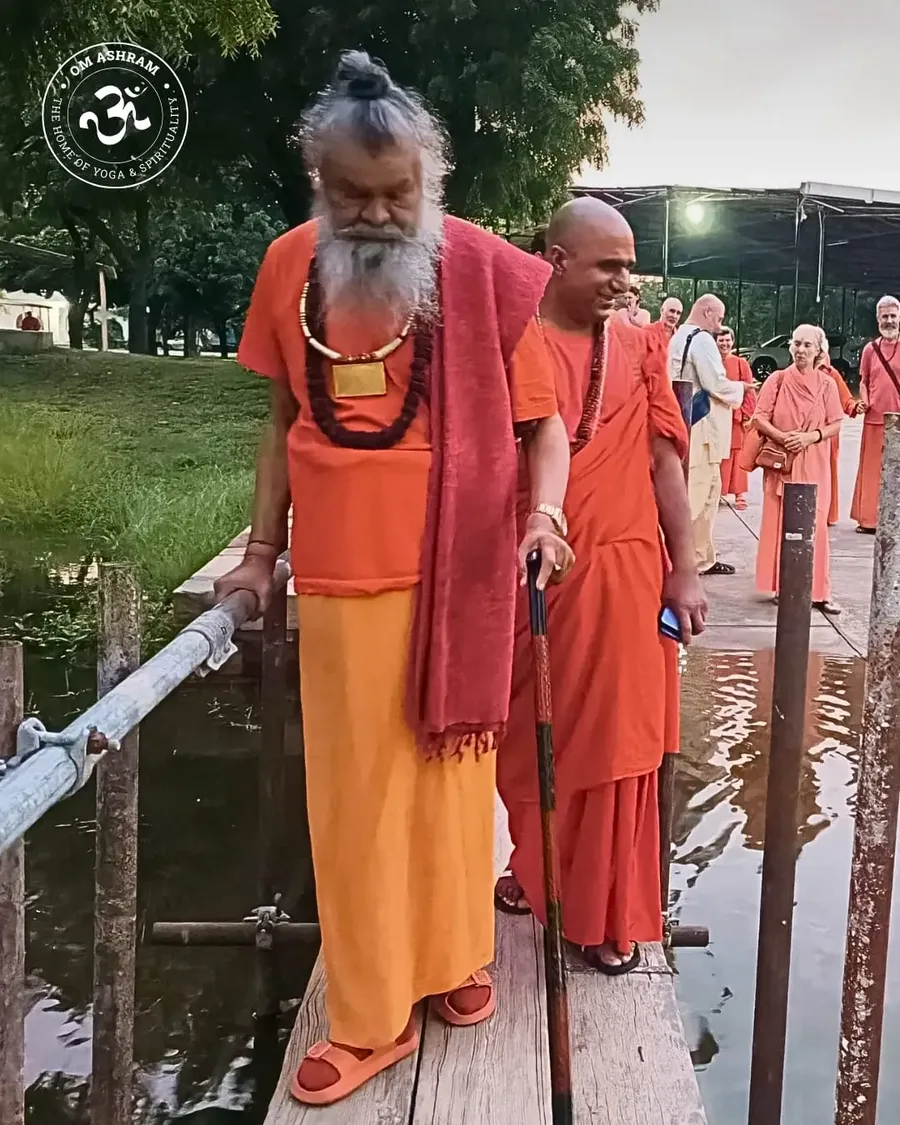 a-blessed-walk-gurudev-s-presence-at-om-ashram bodyImage