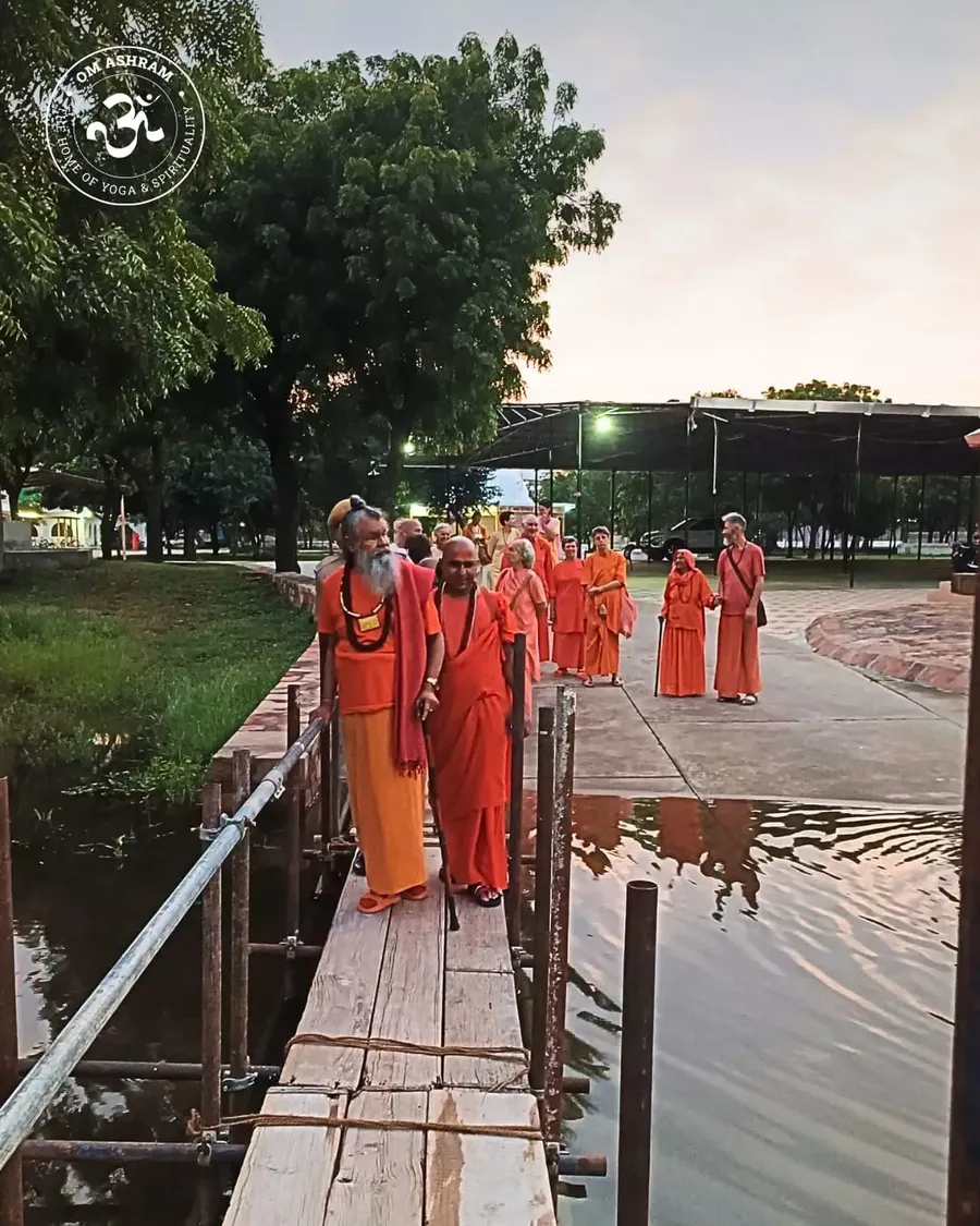 a-blessed-walk-gurudev-s-presence-at-om-ashram bodyImage