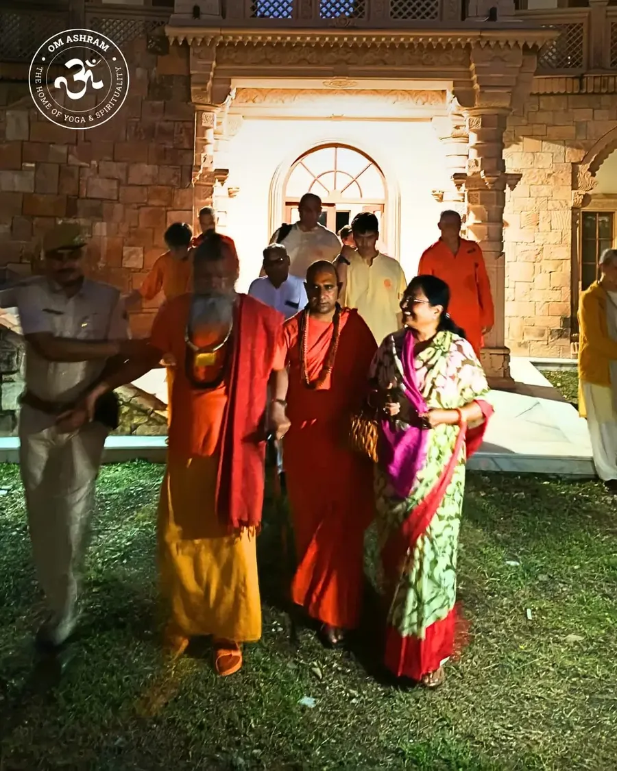 a-blessed-walk-gurudev-s-presence-at-om-ashram bodyImage