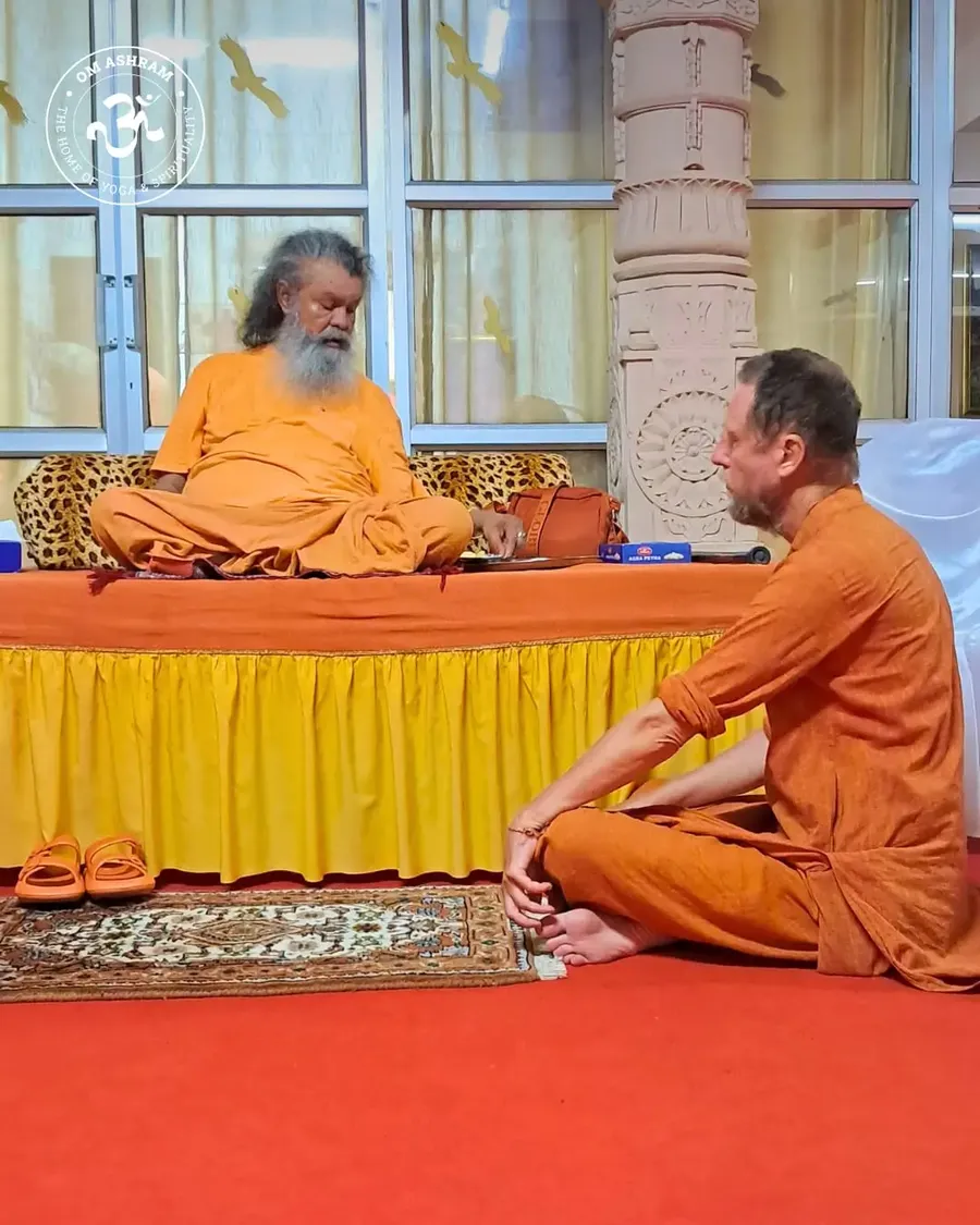a-divine-satsang-with-gurudev-finding-clarity-in-silence bodyImage