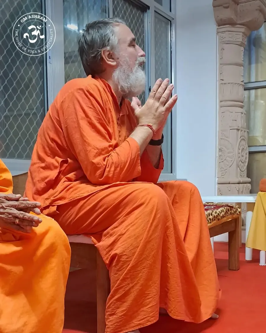 a-divine-satsang-with-gurudev-finding-clarity-in-silence bodyImage