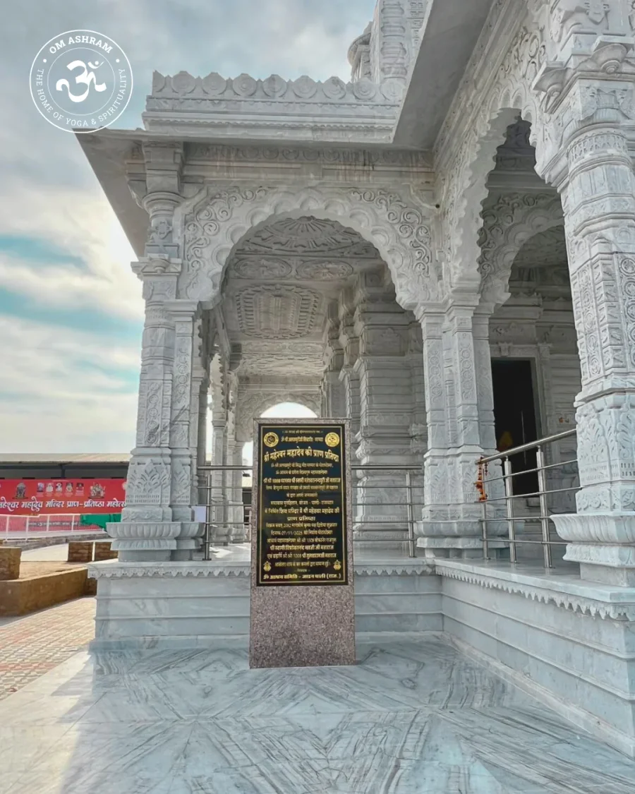 a-sacred-homecoming-gurudev-blesses-the-new-maheshwar-mahadev-mandir_body10