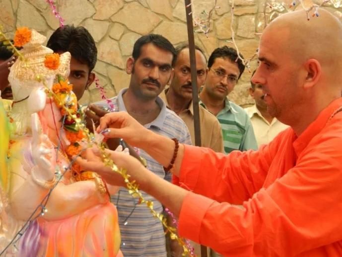 autumn-om-and-jadan-ashram-video mainImage