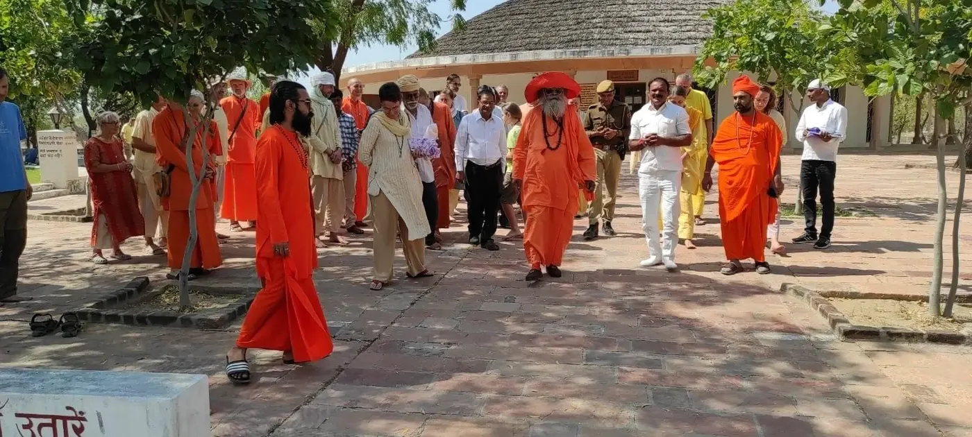 bhajans-in-om-ashram-and-farewell thumbnailImage