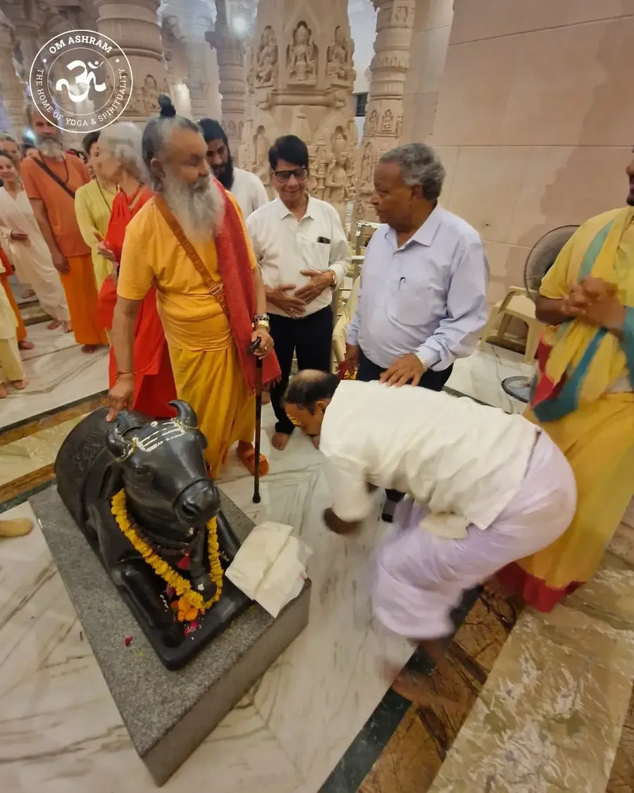 birthday-celebration-gurudev-at-rudra-abhishek bodyImage