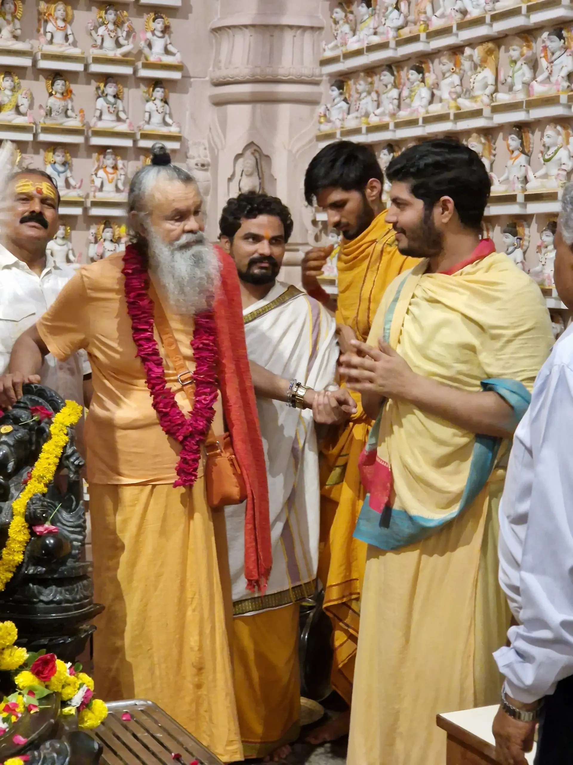 birthday-celebration-gurudev-at-rudra-abhishek bodyImage