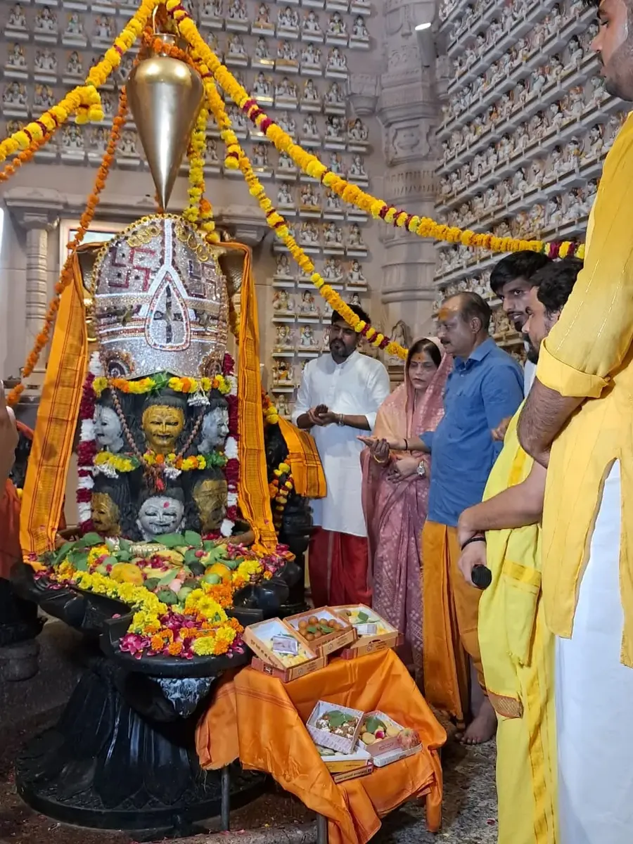 bsf-inspector-general-s-special-visit-to-om-ashram bodyImage