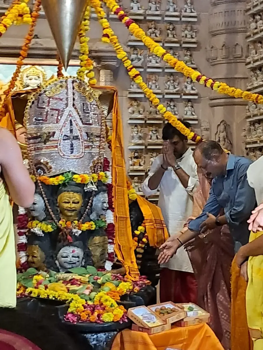 bsf-inspector-general-s-special-visit-to-om-ashram bodyImage