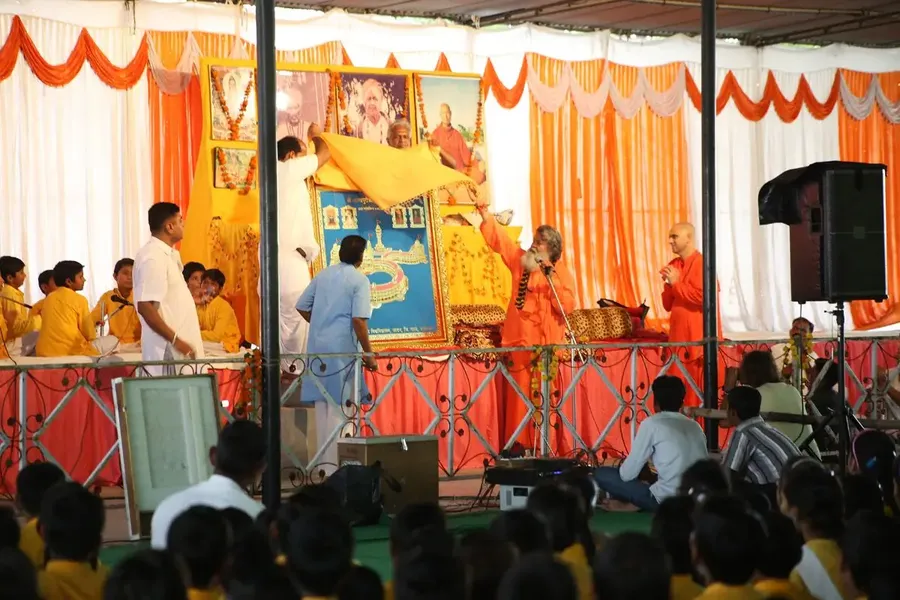 celebration-of-gurupurnima-2015-in-om-ashram bodyImage