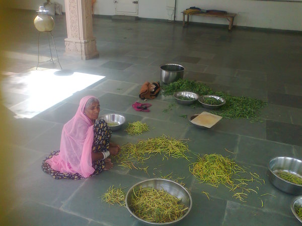 cleaning khejri pods