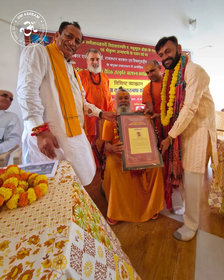 distinguished-guests-grace-symposium-on-vedic-culture-at-om-ashram bodyImage