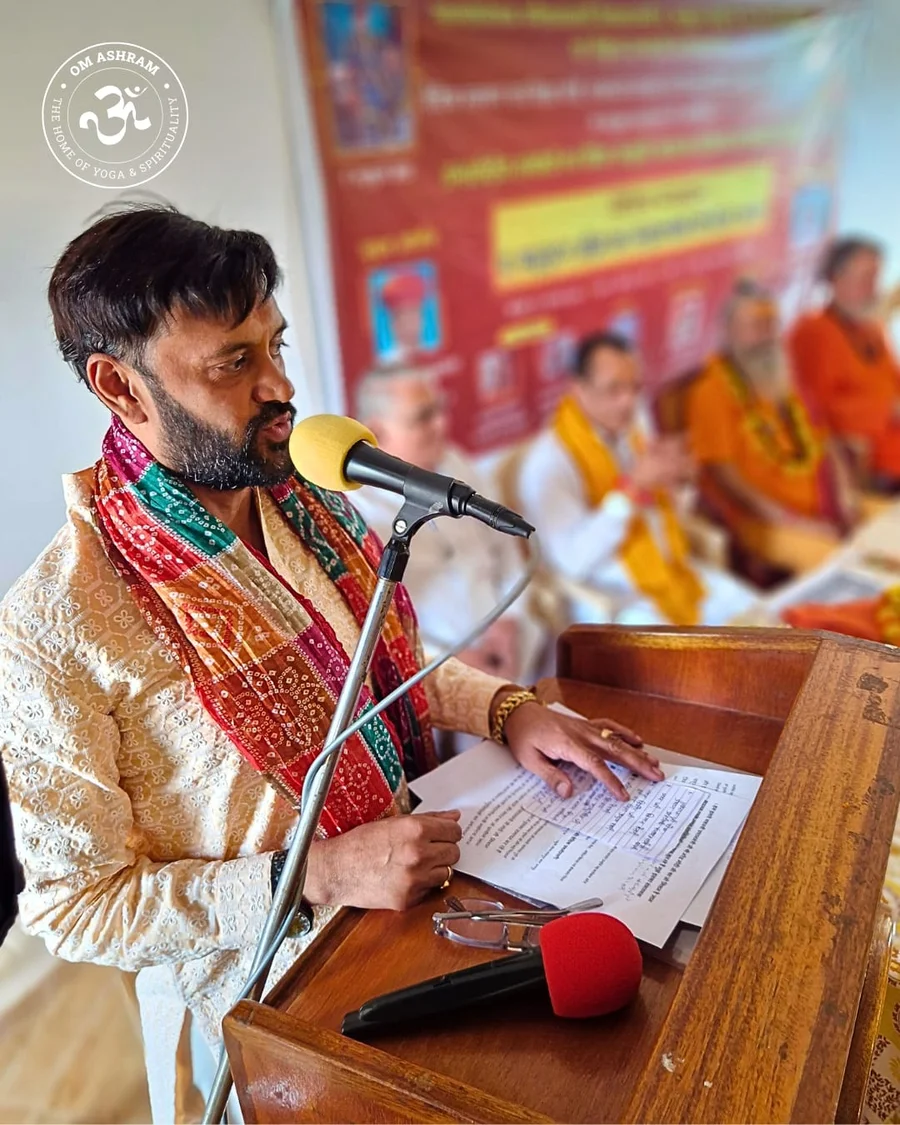 distinguished-guests-grace-symposium-on-vedic-culture-at-om-ashram bodyImage