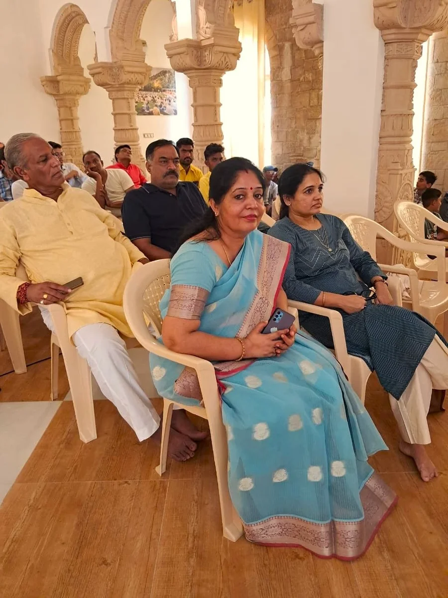 distinguished-guests-grace-symposium-on-vedic-culture-at-om-ashram bodyImage