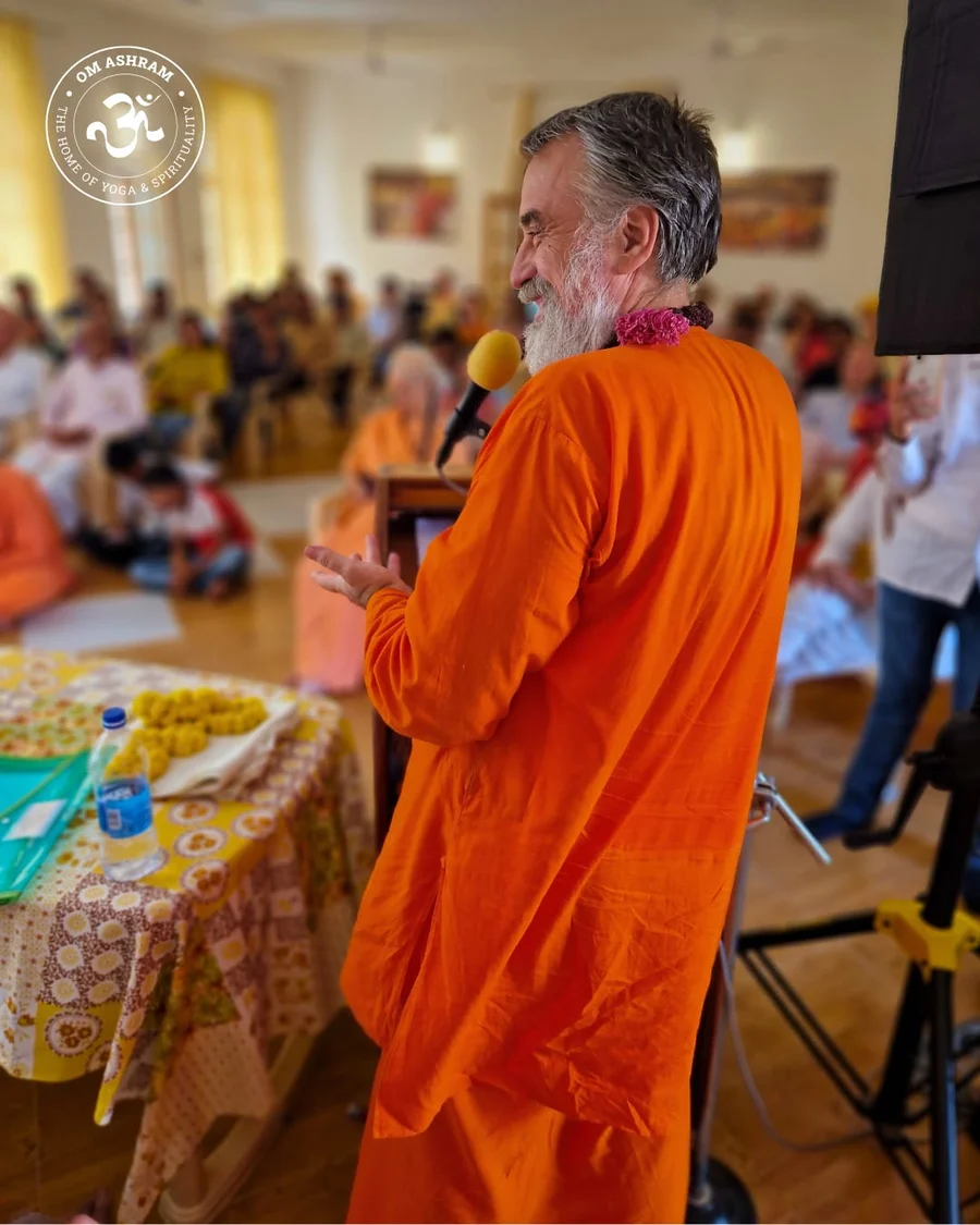 distinguished-guests-grace-symposium-on-vedic-culture-at-om-ashram bodyImage