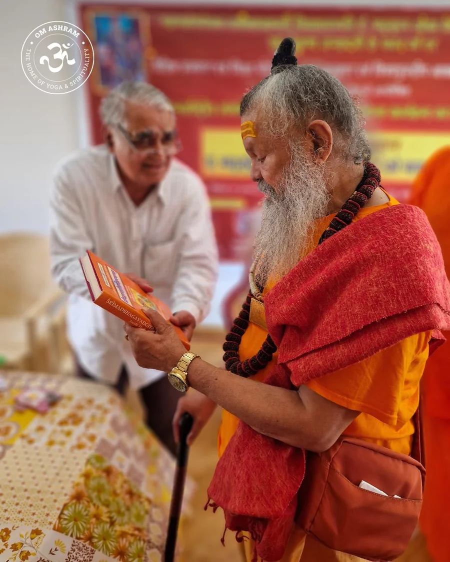 distinguished-guests-grace-symposium-on-vedic-culture-at-om-ashram bodyImage