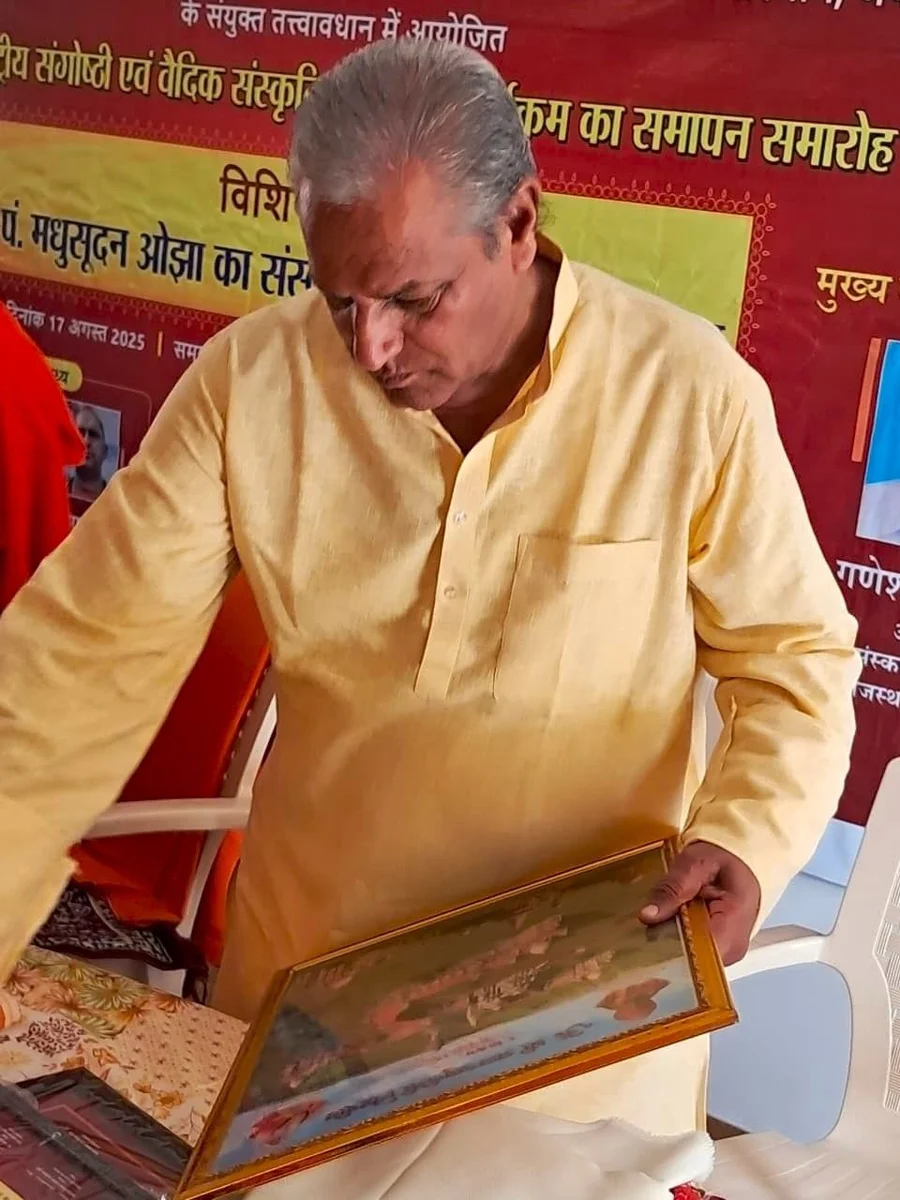 distinguished-guests-grace-symposium-on-vedic-culture-at-om-ashram bodyImage