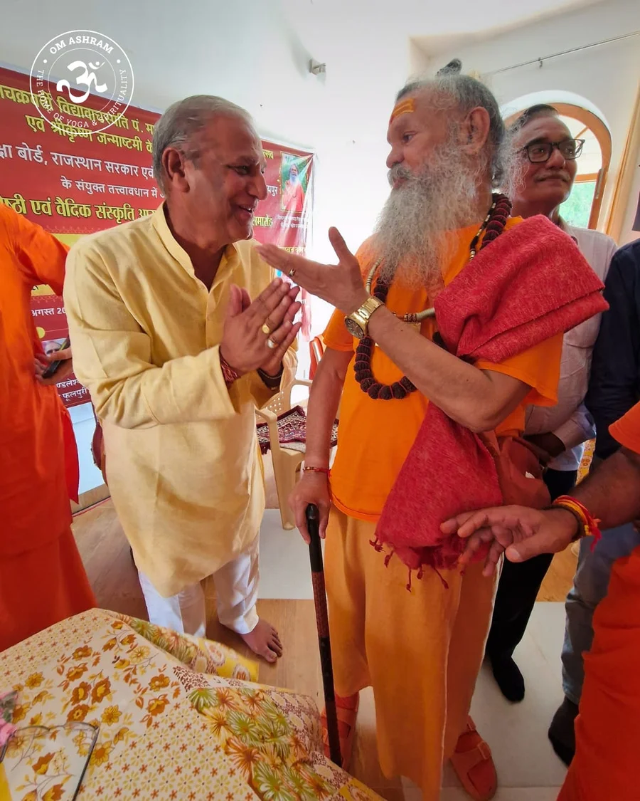 distinguished-guests-grace-symposium-on-vedic-culture-at-om-ashram bodyImage