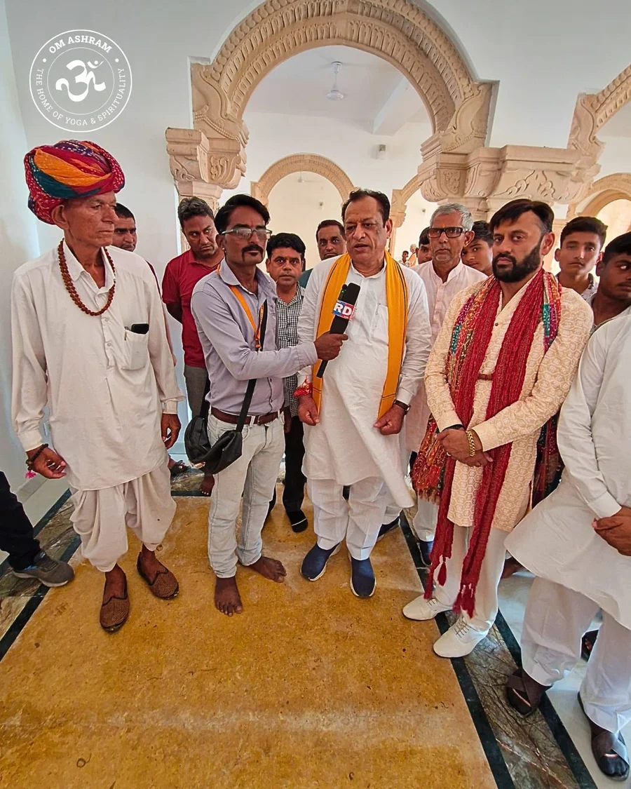 distinguished-guests-grace-symposium-on-vedic-culture-at-om-ashram bodyImage