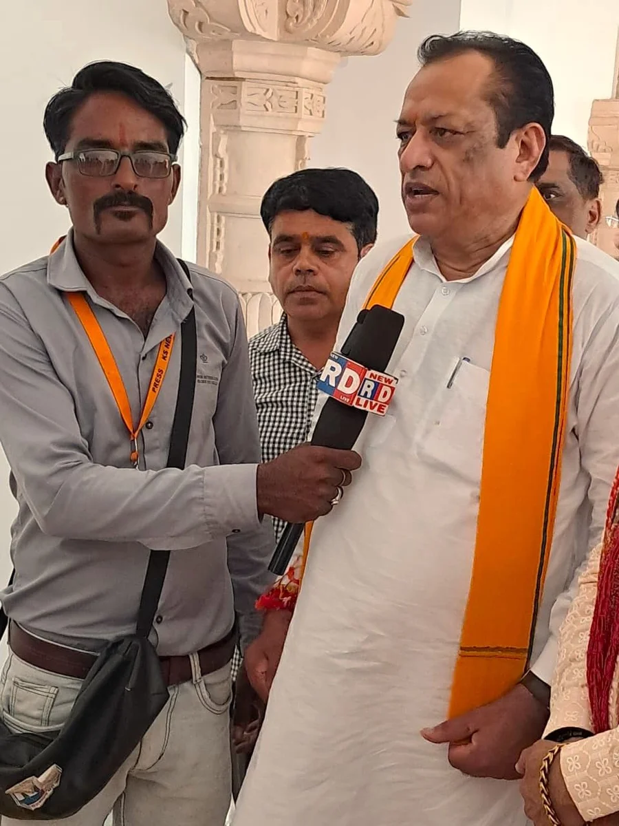 distinguished-guests-grace-symposium-on-vedic-culture-at-om-ashram bodyImage