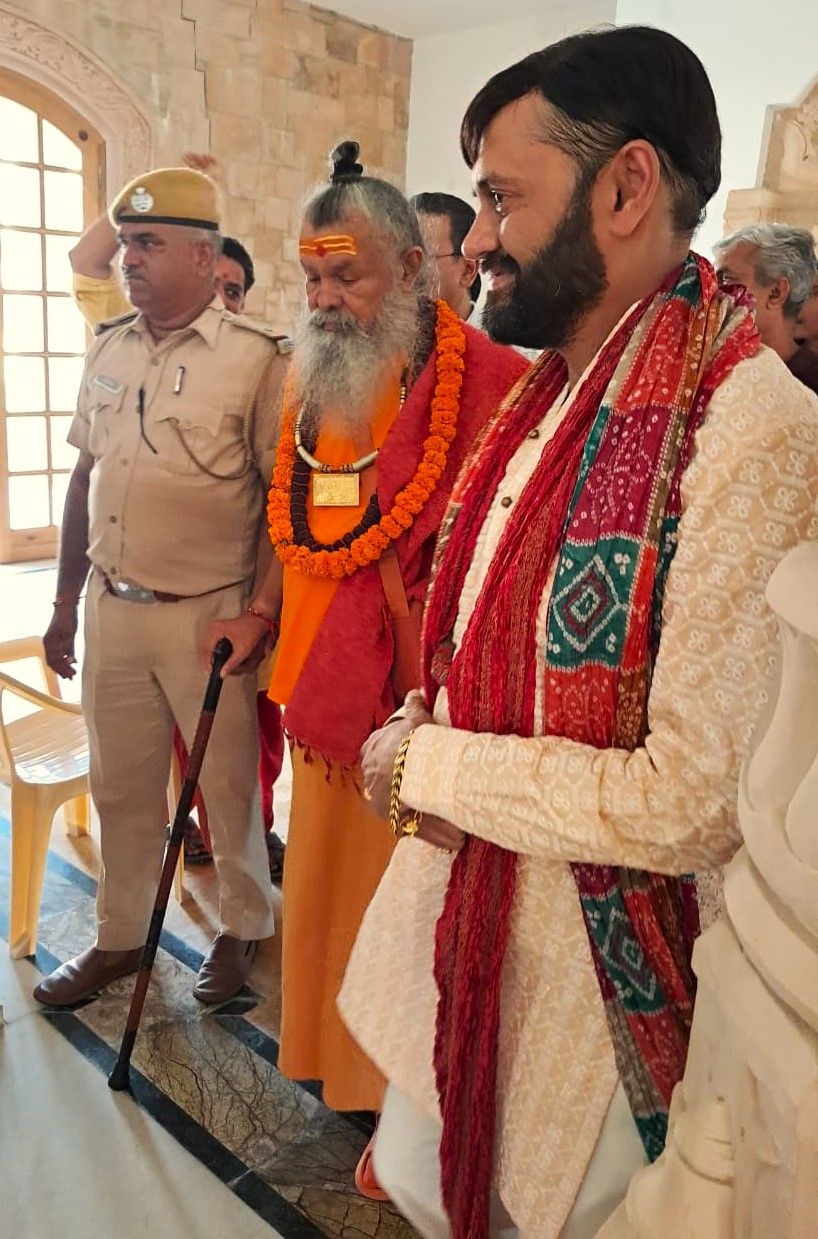 distinguished-guests-grace-symposium-on-vedic-culture-at-om-ashram bodyImage