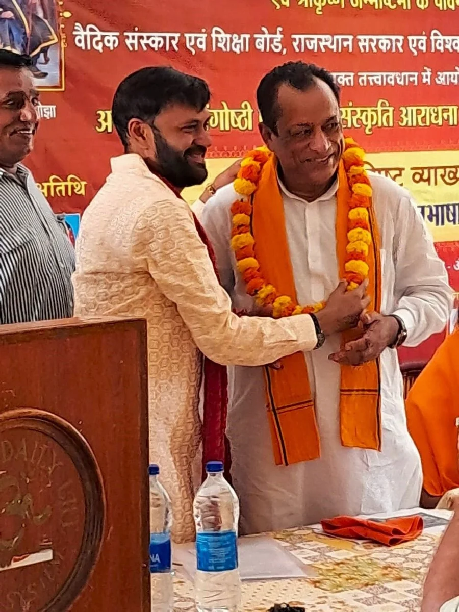 distinguished-guests-grace-symposium-on-vedic-culture-at-om-ashram bodyImage