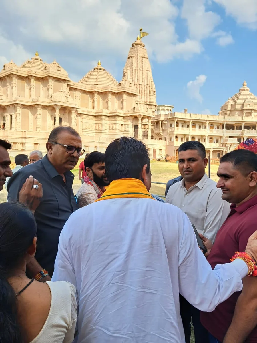 distinguished-guests-grace-symposium-on-vedic-culture-at-om-ashram bodyImage