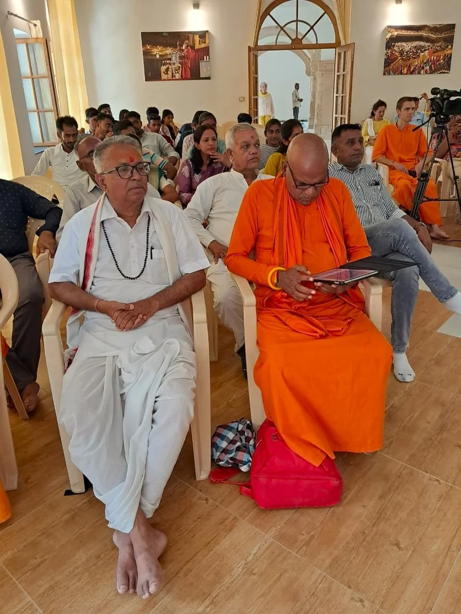 distinguished-guests-grace-symposium-on-vedic-culture-at-om-ashram bodyImage