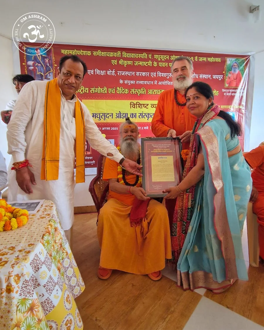 distinguished-guests-grace-symposium-on-vedic-culture-at-om-ashram bodyImage