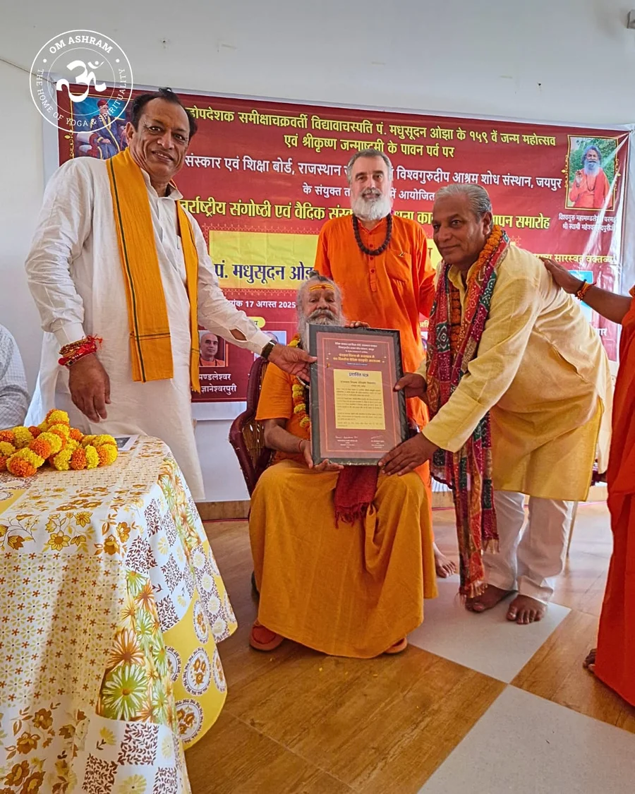 distinguished-guests-grace-symposium-on-vedic-culture-at-om-ashram bodyImage