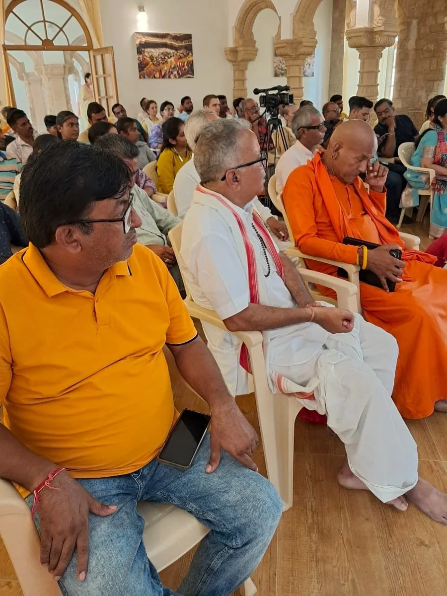 distinguished-guests-grace-symposium-on-vedic-culture-at-om-ashram bodyImage