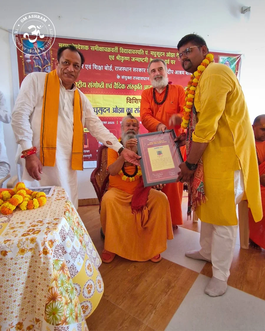 distinguished-guests-grace-symposium-on-vedic-culture-at-om-ashram bodyImage