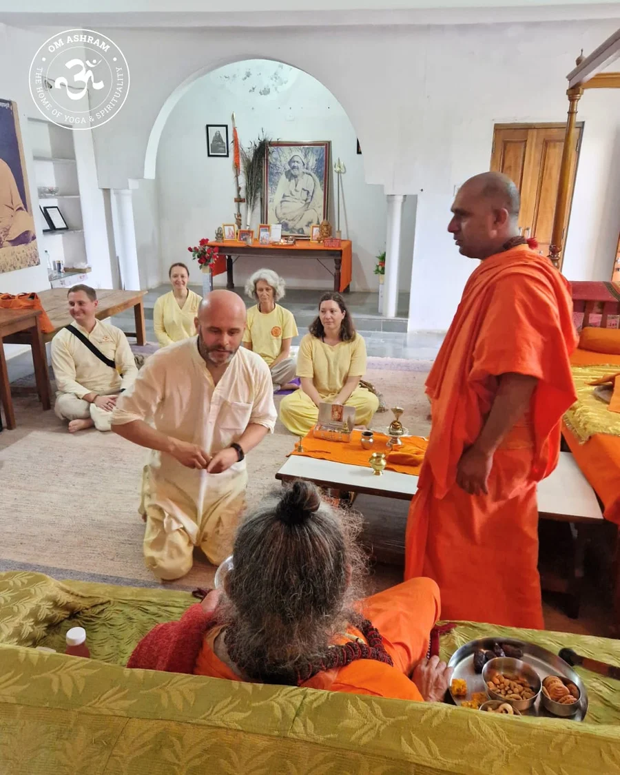 divine-darshan-at-om-ashram bodyImage