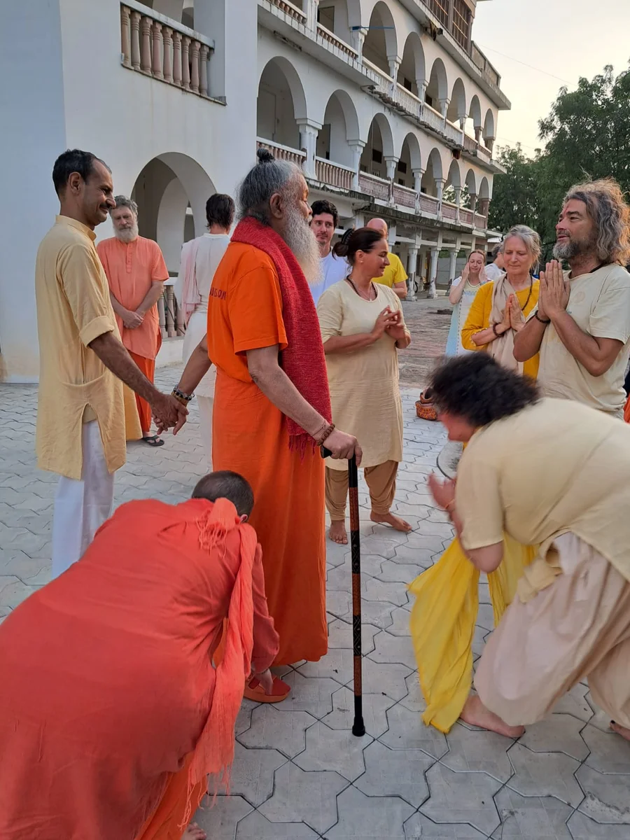 divine-darshan-at-om-ashram bodyImage