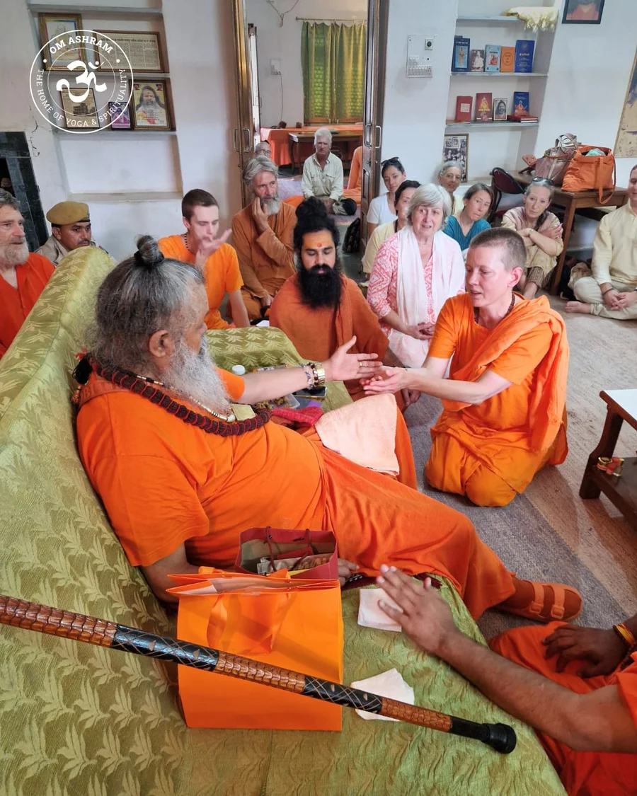 divine-darshan-at-om-ashram bodyImage