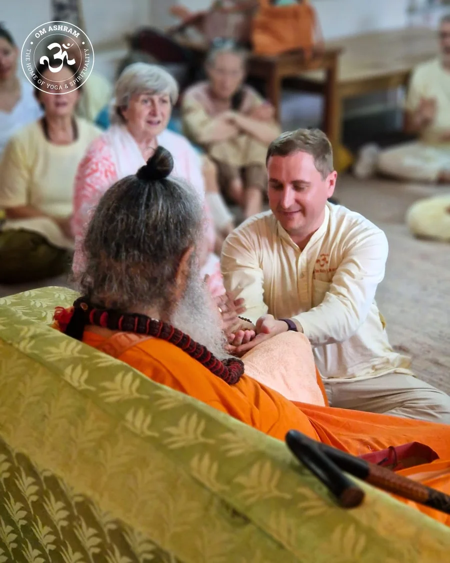 divine-darshan-at-om-ashram bodyImage