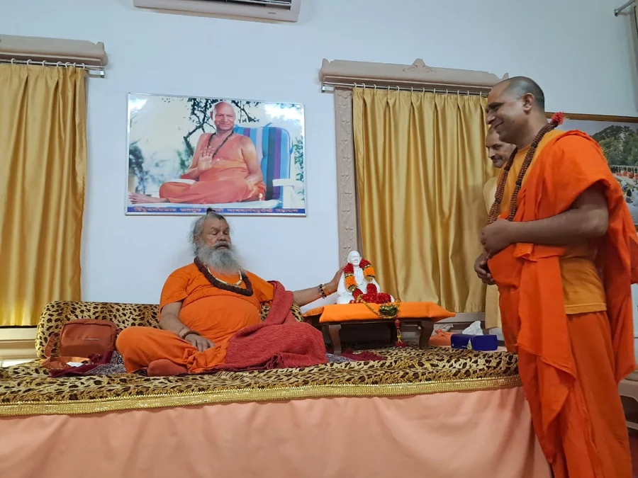 divine-darshan-at-om-ashram bodyImage