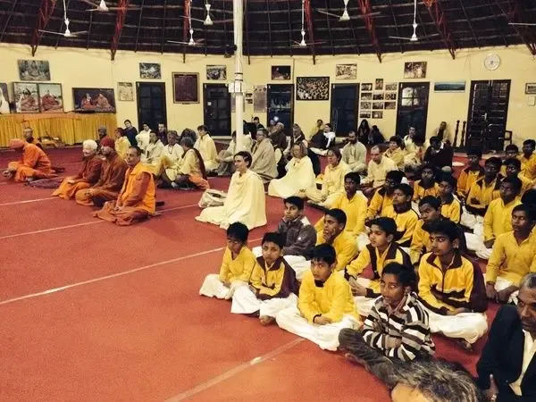 eveningsatsang-in-jadan-ashram bodyImage