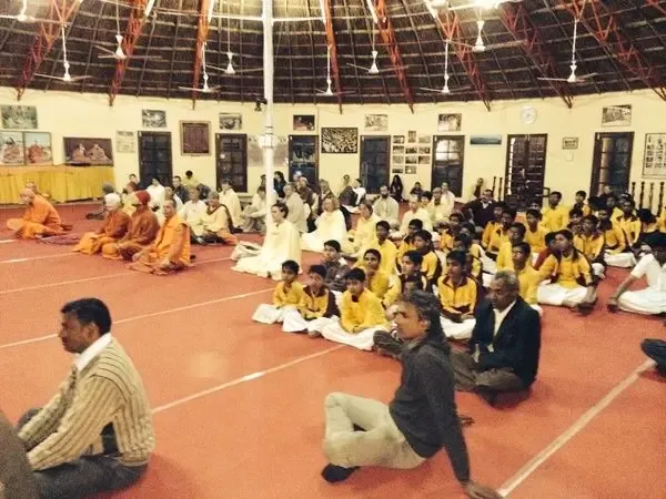 eveningsatsang-in-jadan-ashram mainImage