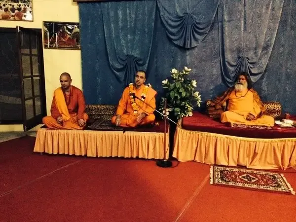 eveningsatsang-in-jadan-ashram bodyImage