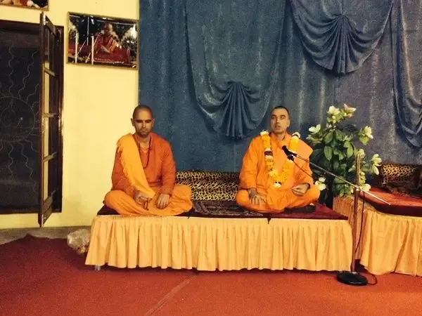 eveningsatsang-in-jadan-ashram bodyImage