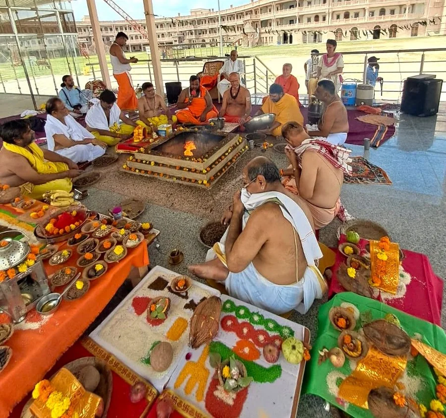 grand-finale-the-mahamrityunjaya-havan-at-om-ashram bodyImage