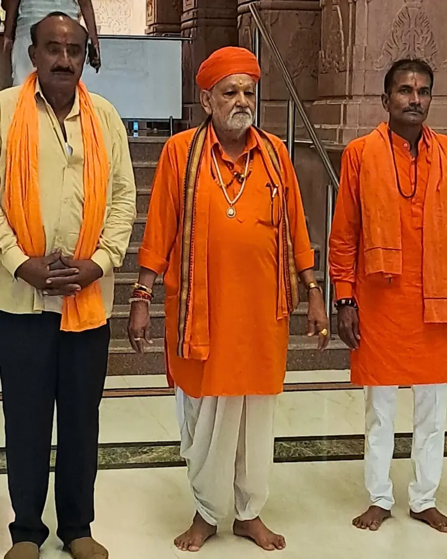 gujarat-s-mahant-graced-om-ashram bodyImage