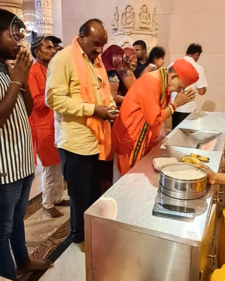 gujarat-s-mahant-graced-om-ashram bodyImage