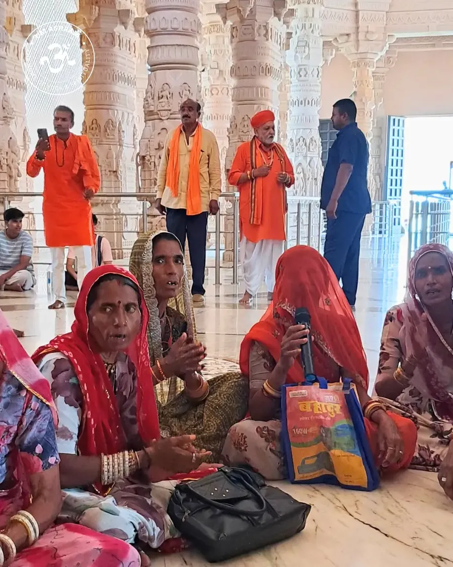 gujarat-s-mahant-graced-om-ashram bodyImage